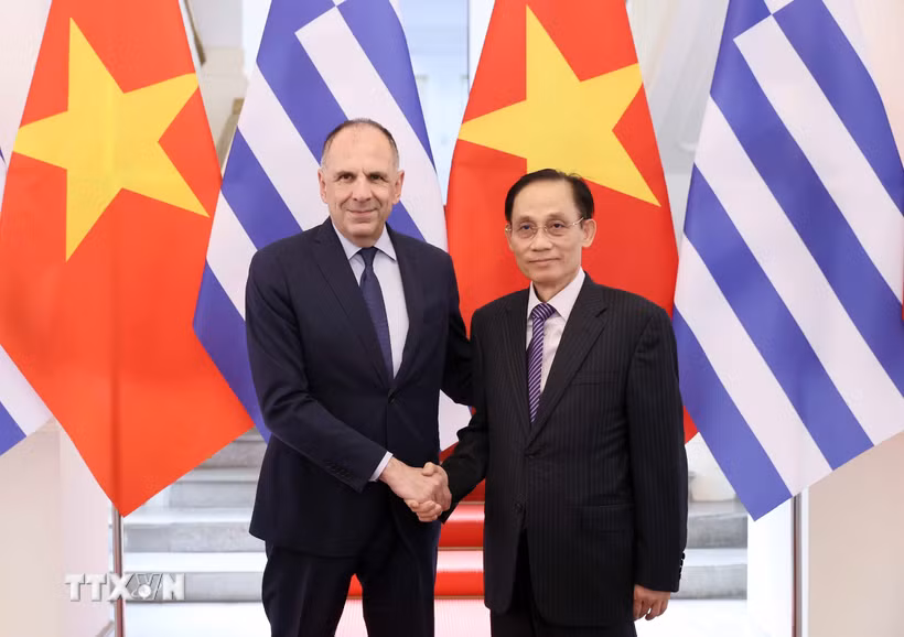 Bộ trưởng Ngoại giao Lê Hoài Trung đón Bộ trưởng Ngoại giao Hy Lạp George Gerapetritis. (Ảnh: An Đăng/TTXVN)