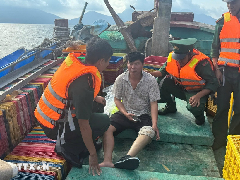 Cán bộ, chiến sỹ Đồn Biên phòng Côn Đảo thăm hỏi, chăm sóc y tế thuyền viên tàu cá BT 93839 TS. (Ảnh: TTXVN phát)