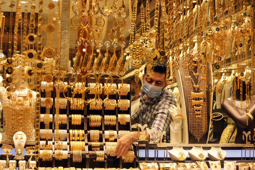 Trang sức vàng được bày bán tại cửa hàng ở Baghdad, Iraq. (Ảnh: THX/TTXVN)