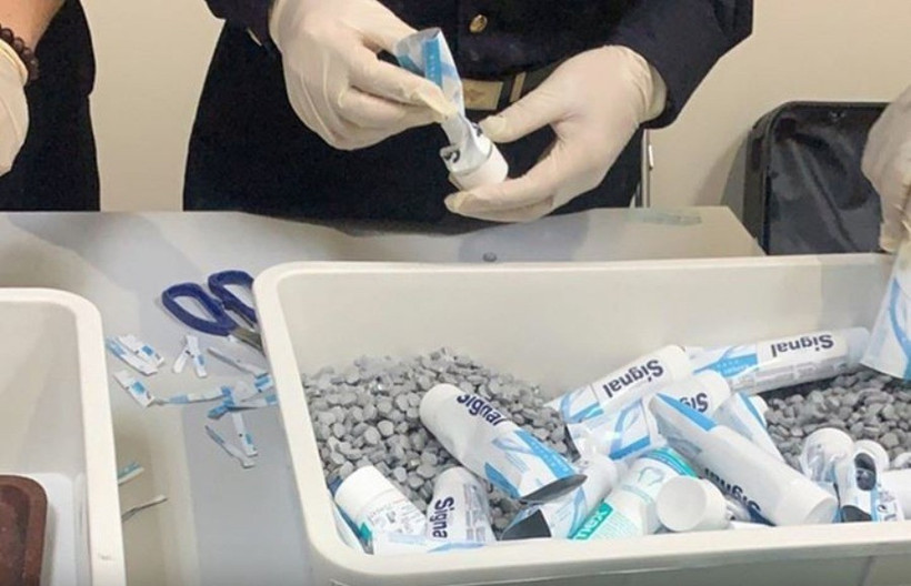 Ma túy ngụy trang trong các tuýp kem đánh răng được vận chuyển từ Pháp về Việt Nam. (Ảnh: Hải quan Thành phố Hồ Chí Minh)