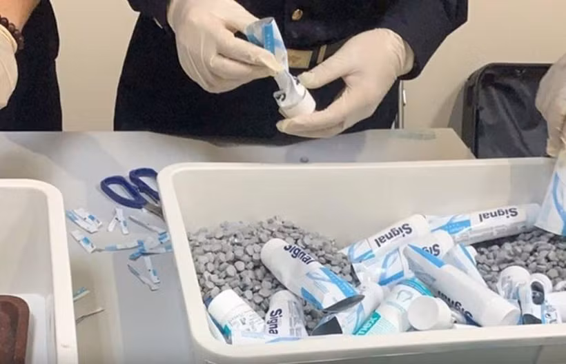 Ma túy ngụy trang trong các tuýp kem đánh răng được vận chuyển từ Pháp về Việt Nam. (Ảnh: Hải quan Thành phố Hồ Chí Minh)