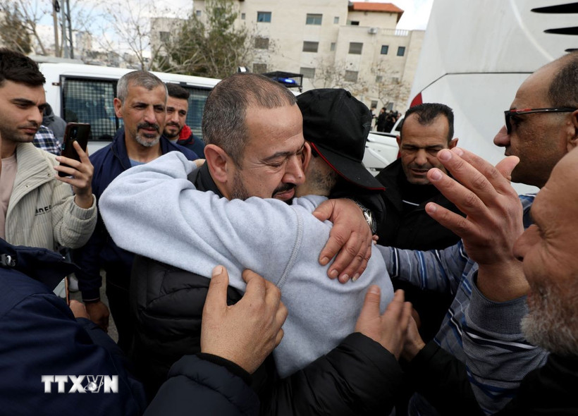 Người thân đón các tù nhân Palestine được trả tự do tại thành phố Ramallah, Khu Bờ Tây, ngày 1/2/2025. (Ảnh: THX/TTXVN)