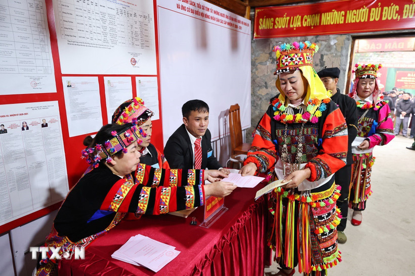 Đồng bào các dân tộc xã Lũng Cú, tỉnh Tuyên Quang - nơi có cột mốc chủ quyền tại Cột cờ Lũng Cú, rộn ràng tham gia bỏ phiếu. (Ảnh: Minh Đức/TTXVN)