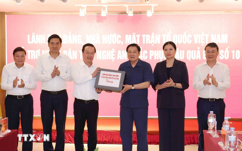 Đồng chí Phan Đình Trạc thay mặt lãnh đạo Đảng, Nhà nước trao quà hỗ trợ nhân dân tỉnh Nghệ An. (Ảnh: Phương Hoa/TTXVN)