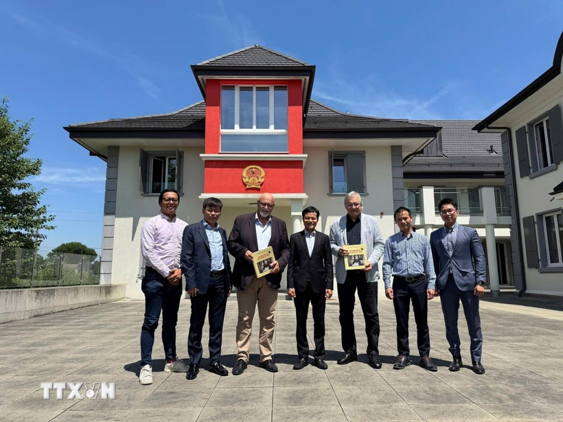 Công sứ Cung Đức Hân - Phó Trưởng Phái đoàn Việt Nam, cùng cán bộ phái đoàn với các nhà báo Thụy Sĩ và Việt Nam. (Ảnh: TTXVN phát)