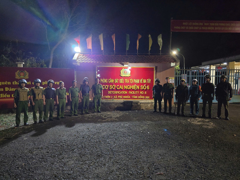 Lực lượng Cơ sở cai nghiện ma túy số 6 và Công xã Phú Nghĩa xuất quân tuần tra trong đêm. (Ảnh: K GỬIH/TTXVN)