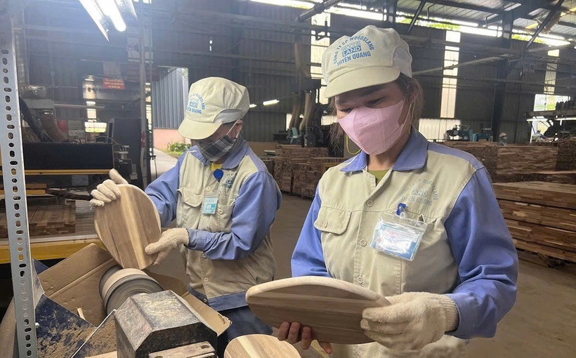 Công nhân Công ty cổ phần Woodsland Tuyên Quang sản xuất gỗ nội thất xuất khẩu. (Ảnh: Cổng Thông tin điện tử tỉnh Tuyên Quang)