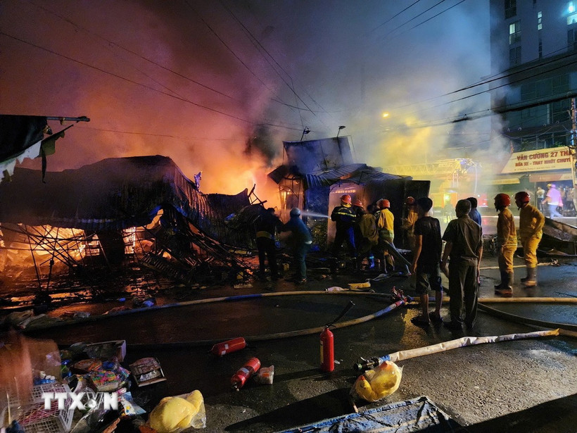 Lực lượng chức năng nhanh chóng triển khai các biện pháp chữa cháy và cứu nạn cứu hộ tại chợ Thanh Đa. (Ảnh: TTXVN phát)