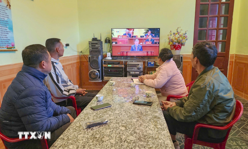 Người dân thôn Việt Yên, xã Thanh Yên theo dõi truyền hình trực tiếp Đại hội XIV của Đảng. (Ảnh: TTXVN phát)