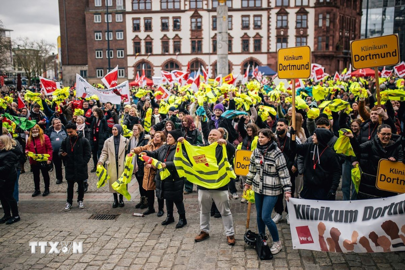 Người lao động tham gia biểu tình tại Dortmund, Đức. (Ảnh: AA/TTXVN)