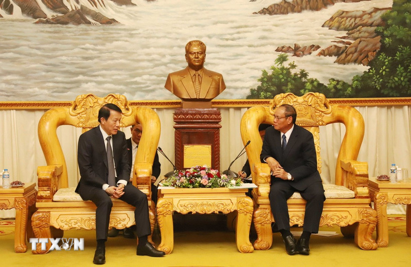 Đại tướng Vilay Lakhamphong, Phó Thủ tướng, Bộ trưởng Bộ Công an Lào (phải) tiếp Bộ trưởng Bộ Công an Việt Nam Lương Tam Quang. (Ảnh: Xuân Tú/TTXVN)