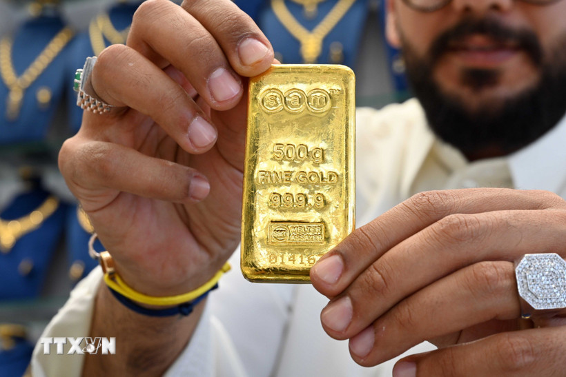 Giá vàng tạm “dừng chân” ở mức 4.889 USD một ounce Vàng miếng được bán tại cửa hàng ở Kuwait City, Kuwait. (Ảnh: THX/TTXVN)