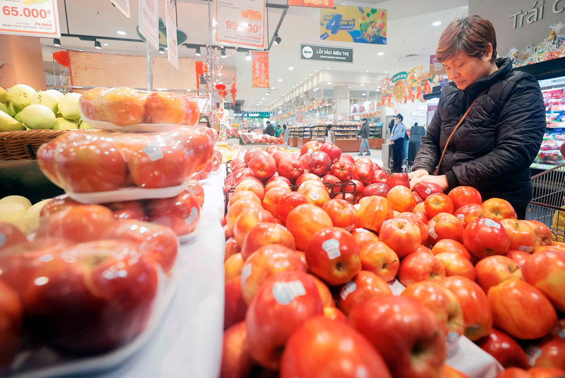 Khách chọn mua trái cây tại siêu thị Aeon Long Biên, Hà Nội. (Ảnh: Trần Việt/TTXVN)