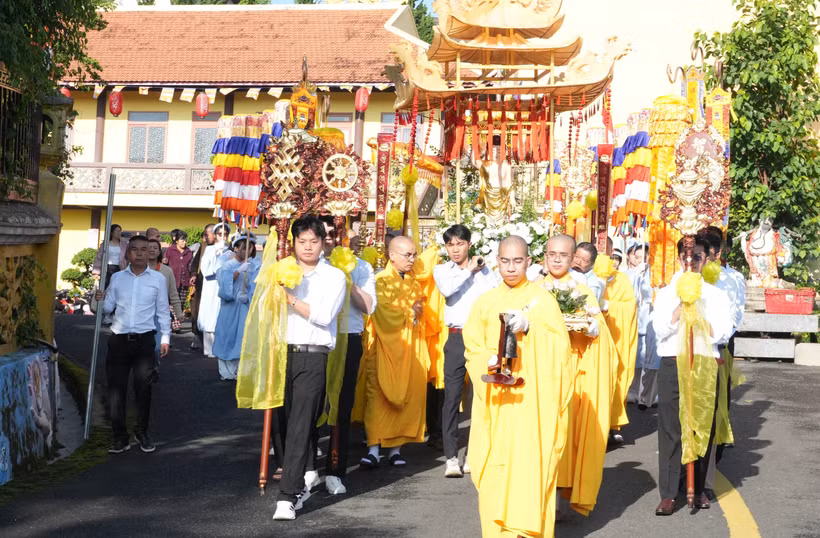 Đoàn rước kiệu thực hiện nghi lễ rước Phật đản sinh từ Tổ đình Linh Quang (phường Cam Ly-Đà Lạt) đến khuôn viên Thủy Tạ - hồ Xuân Hương Đà Lạt sáng 24/5/2026. (Ảnh: Nguyễn Dũng/TTXVN)