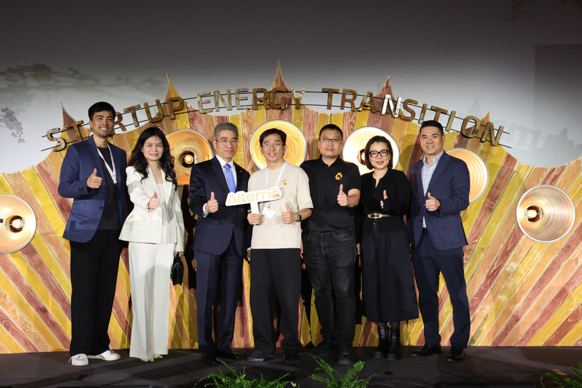 Đại sứ Việt Nam tại Đức, Nguyễn Đắc Thành (thứ ba bên trái), chụp ảnh lưu niệm cùng Hải Hồ và Nam Nguyễn, hai nhà đồng sáng lập Alterno, và các cán bộ ĐSQ Việt Nam. (Ảnh: Thu Hằng/TTXVN)