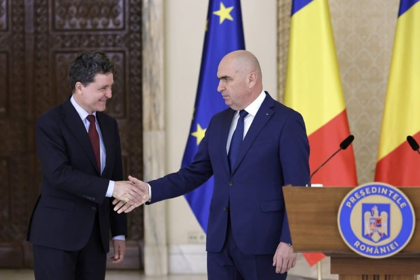 Tổng thống Nicusor Dan (trái) và ông Ilie Bolojan. (Ảnh: EPA-EFE)