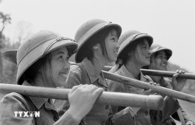 Nữ thanh niên xung phong đại đội 25 thanh niên xung phong trên cung đường Quyết thắng ngày đêm dũng cảm bám đường, sửa chữa kịp thời đảm bảo giao thông thông suốt, an toàn. (Ảnh: TTXVN)