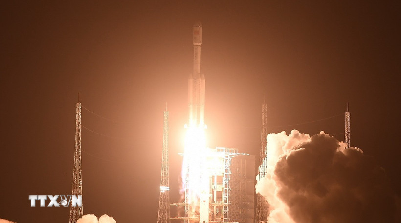  Thêm thẻ Chú thích Tên lửa đẩy Trường Chinh-7 Y10 mang theo tàu Thiên Châu-9 rời bệ phóng tại Bãi phóng tàu vũ trụ Văn Xương ở tỉnh Hải Nam, Trung Quốc, ngày 15/7. (Ảnh: THX/TTXVN)