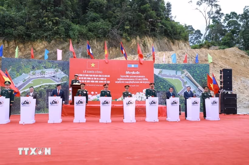 Đại tướng Phan Văn Giang và Đại tướng Khamlieng Outhakaysone cùng các đại biểu tại Lễ động thổ xây dựng Điểm phối hợp quân sự biên phòng Lào - Việt Nam (Đại đội biên phòng 252, tỉnh Bolikhamxay). (Ảnh: Xuân Tú/TTXVN)