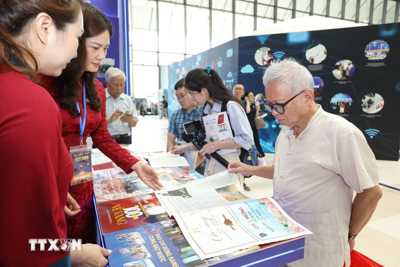 Đại biểu tham quan gian trưng bày ấn phẩm của Thông tấn xã Việt Nam tại Hội báo toàn quốc năm 2025. (Ảnh: Lê Đông/TTXVN)