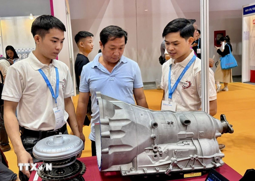 Doanh nghiệp giới thiệu sản phẩm mới tại chuỗi triển lãm. (Ảnh: Mỹ Phương/TTXVN.)