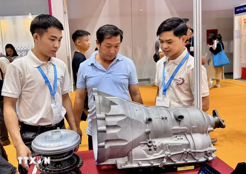 Doanh nghiệp giới thiệu sản phẩm mới tại chuỗi triển lãm. (Ảnh: Mỹ Phương/TTXVN.)