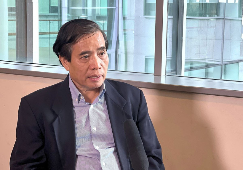 Giáo sư Vũ Minh Khương, Trường Chính sách Công Lý Quang Diệu Singapore, trả lời phỏng vấn của phóng viên TTXVN. (Ảnh: Tất Đạt/TTXVN)