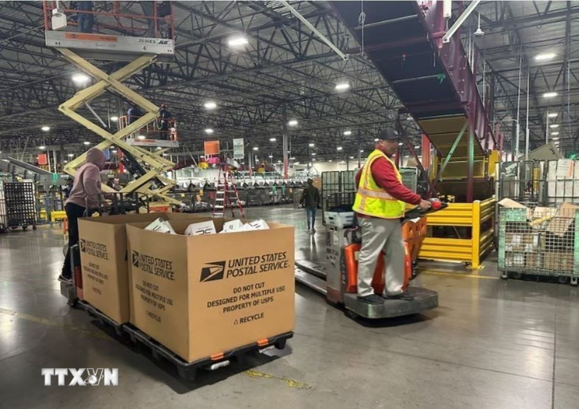 Nhân viên Bưu điện Mỹ làm việc tại Los Angeles, California. (Ảnh: Reuters/TTXVN)