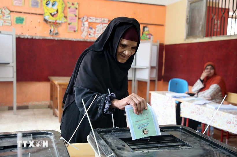Cử tri bỏ phiếu trong cuộc bầu cử Hạ viện tại điểm bầu cử ở Giza, Ai Cập, ngày 10/11/2025. (Ảnh: THX/TTXVN)