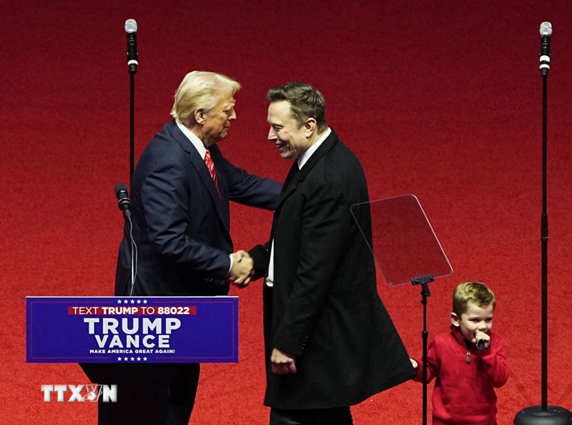Tổng thống Mỹ Donald Trump (trái) và tỷ phú Elon Musk tại một sự kiện ở Washington. (Ảnh: Kyodo/TTXVN)
