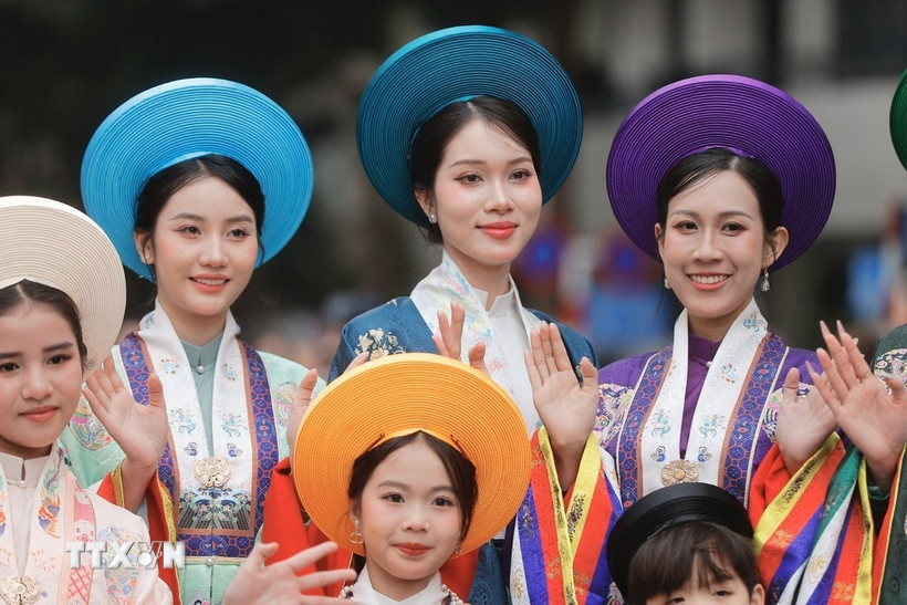 Vẻ đẹp truyền thống của tà áo dài, góp phần quảng bá hình ảnh phụ nữ Việt Nam. (Ảnh: Minh Quyết/TTXVN)