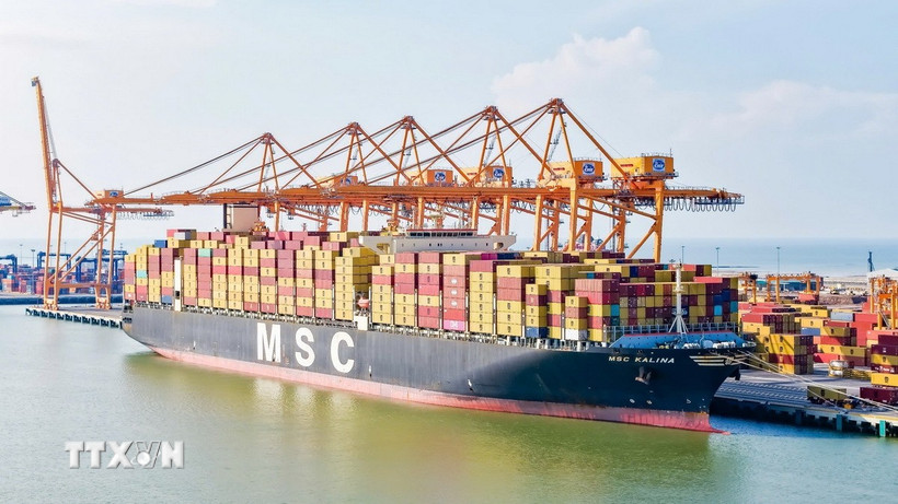 Tàu MSC Kalina là tàu container lớn nhất từng cập khu vực bến cảng Lạch Huyện, thành phố Hải Phòng. (Ảnh: TTXVN phát)