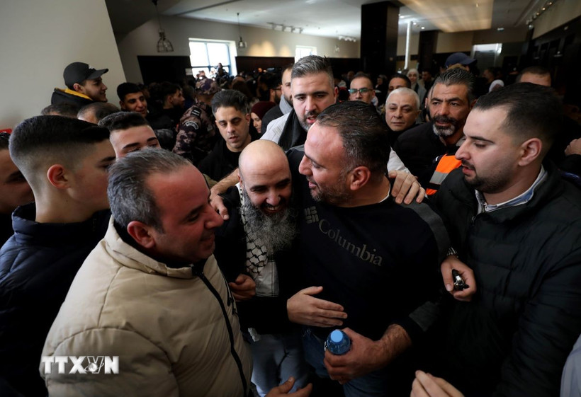 Tù nhân Palestine, được Hamas trả tự do, về tới thành phố Ramallah, Bờ Tây ngày 15/2/2025. (Ảnh: THX/TTXVN)