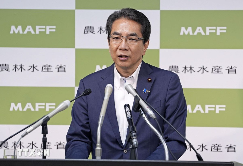 Bộ trưởng Nông nghiệp Nhật Bản Taku Eto phát biểu họp báo, công khai xin lỗi vì đã đưa ra những phát ngôn không phù hợp trong hoàn cảnh người dân đang chịu gánh nặng chi phí sinh hoạt gia tăng. (Ảnh: Kyodo/TTXVN)