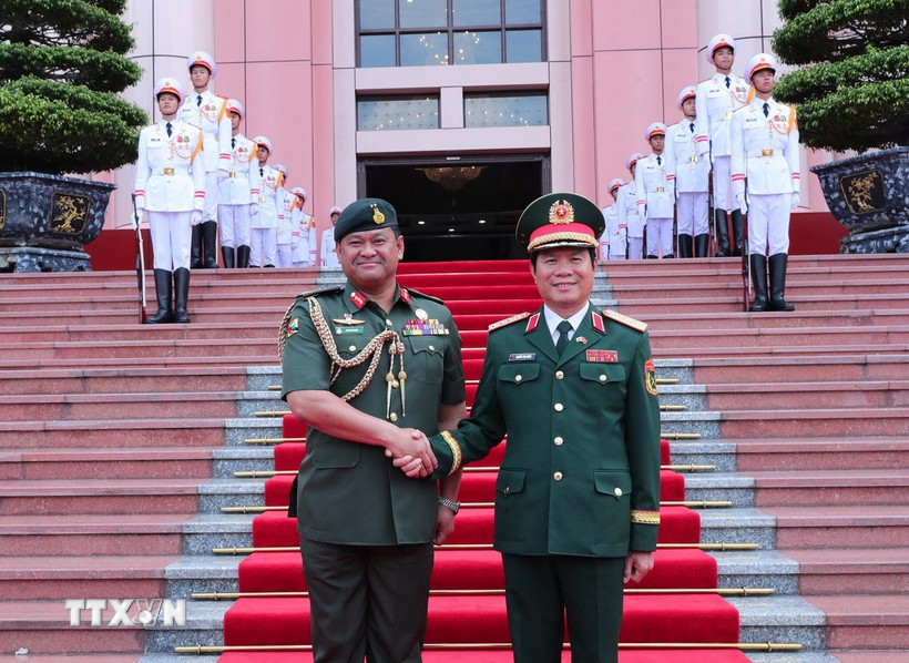 Đại tướng Nguyễn Tân Cương và Thiếu tướng Dato Paduka Seri Faji Muhammad Haszaimi Bin Bol Hassan trước giờ hội đàm. (Ảnh: Trọng Đức/TTXVN)