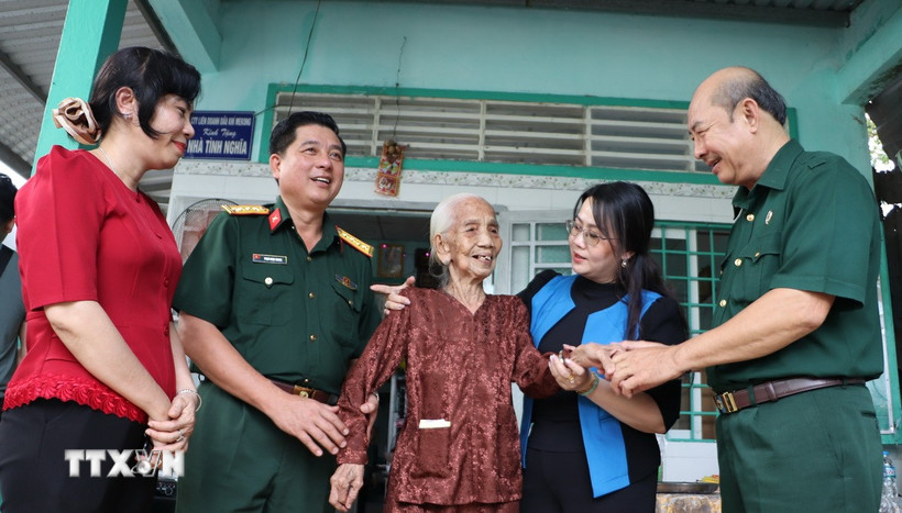 Lãnh đạo Bộ Chỉ huy Quân sự, các đoàn thể thành phố Cần Thơ thăm hỏi Mẹ Việt Nam anh hùng Trần Thị Hai (phường Hưng Phú). (Ảnh: Hồng Thái/TTXVN)