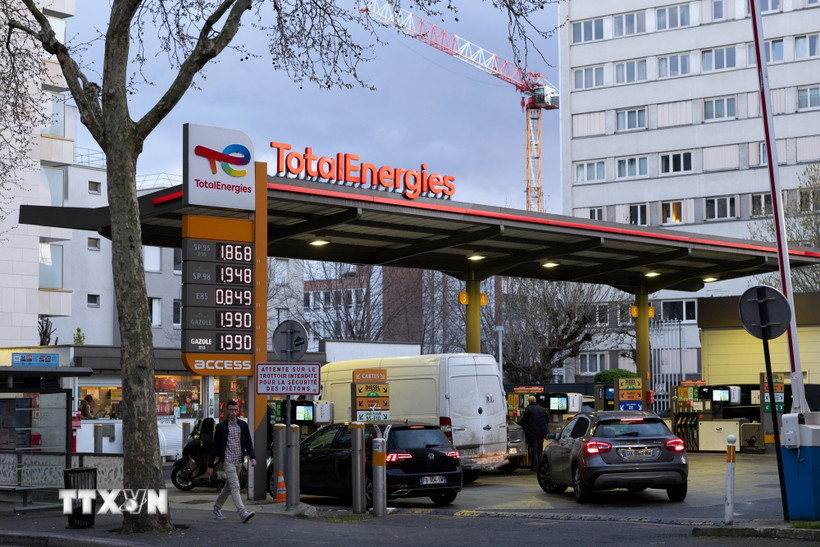 Bơm xăng cho các phương tiện tại một trạm xăng ở Paris, Pháp. (Ảnh: THX/TTXVN)