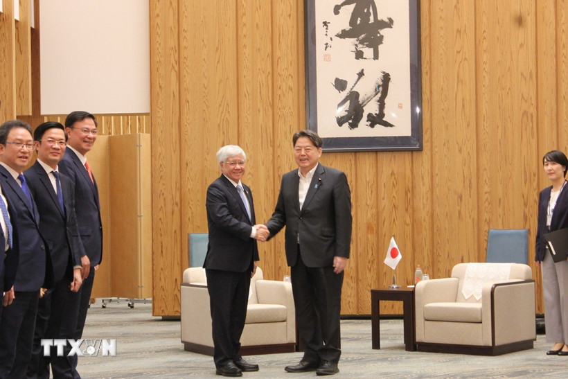 Ông Đỗ Văn Chiến, Chủ tịch Ủy ban Trung ương Mặt trận Tổ quốc Việt Nam gặp Chánh Văn phòng Nội các Nhật Bản Yoshimasa Hayashi. (Ảnh: Phạm Tuân/TTXVN)