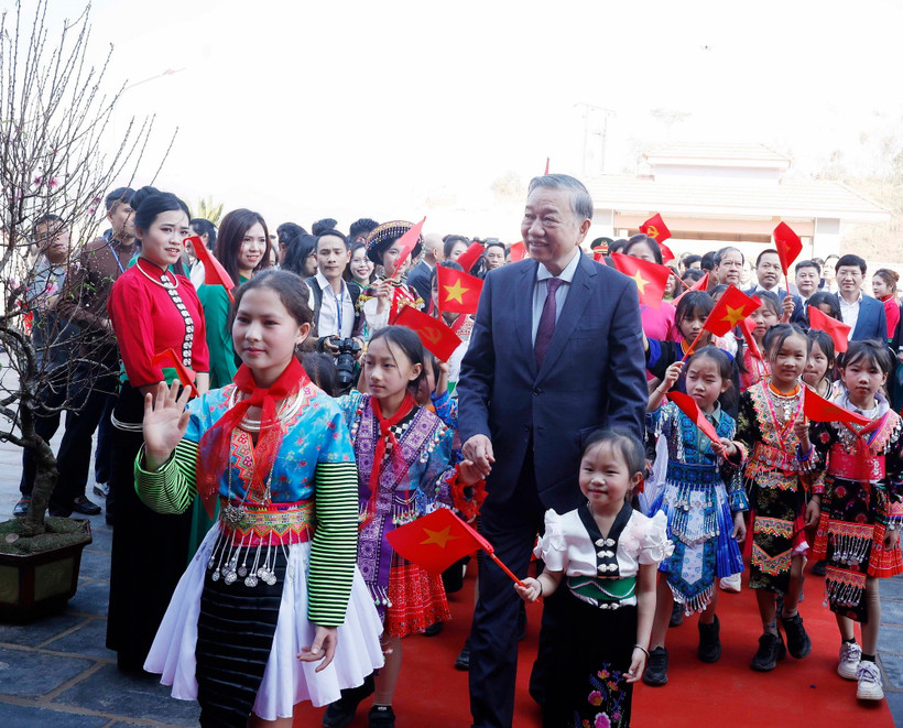 Tổng Bí thư Tô Lâm với học sinh Trường Phổ thông nội trú liên cấp Tiểu học và THCS Si Pa Phìn. (Ảnh: Thống Nhất/TTXVN)