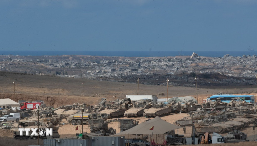 Xe quân sự Israel tại khu vực biên giới với Dải Gaza ngày 10/10/2025. (Ảnh: THX/TTXVN)