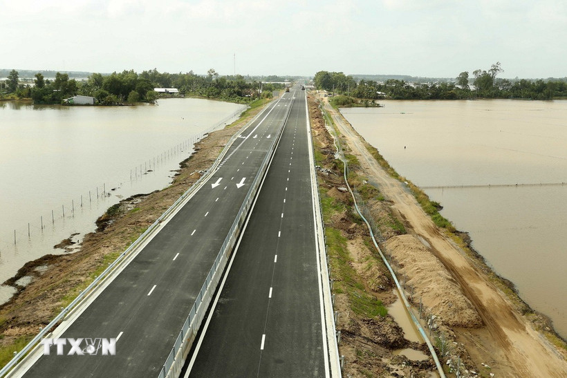 Tuyến chính Dự án đường bộ cao tốc Bắc-Nam phía Đông đoạn Cần Thơ-Cà Mau qua địa bàn xã Vĩnh Tường, thành phố Cần Thơ. (Ảnh: Duy Khương/TTXVN)