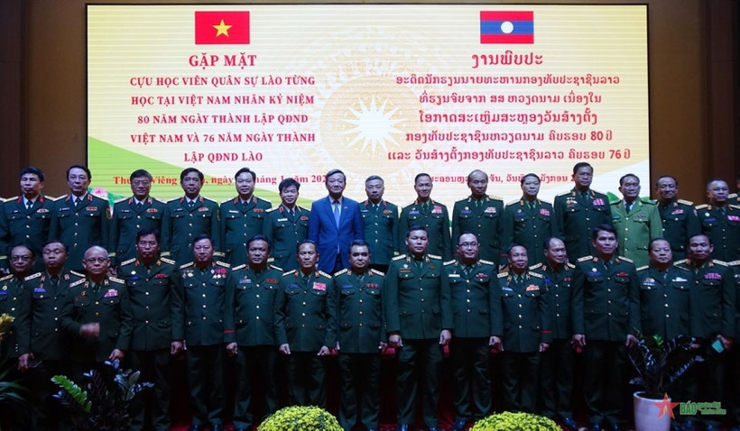 Các đại biểu chụp ảnh tại buổi gặp mặt. (Ảnh: Báo Quân đội Nhân dân)