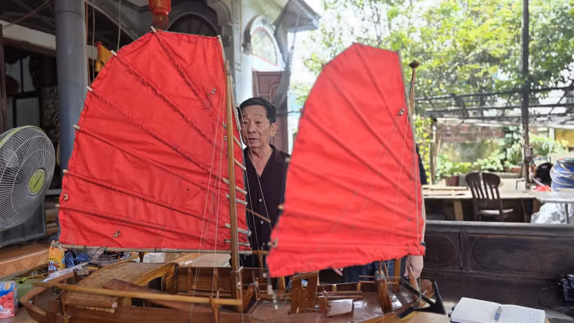 Nghệ nhân Lê Đức Chắn (77 tuổi phường Liên Hòa) đời thứ 17 của dòng họ Lê Đức tại khu vực thị xã Quảng Yên cũ là người giữ "hồn" cho những con thuyền ba vách cổ xưa. (Ảnh: Thanh Vân/TTXVN)