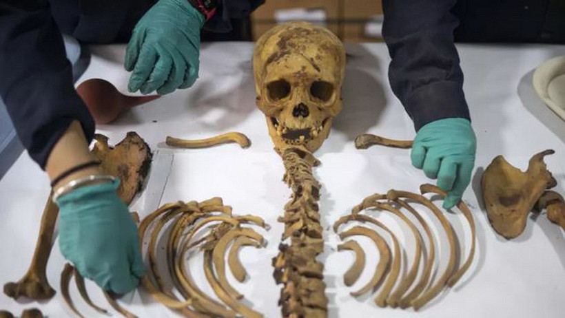 Dựa theo cách thức mai táng và các hiện vật tùy táng, nhóm nghiên cứu xác định xác ướp có niên đại khoảng từ năm 1.000 đến 1.200. (Ảnh: AFP)