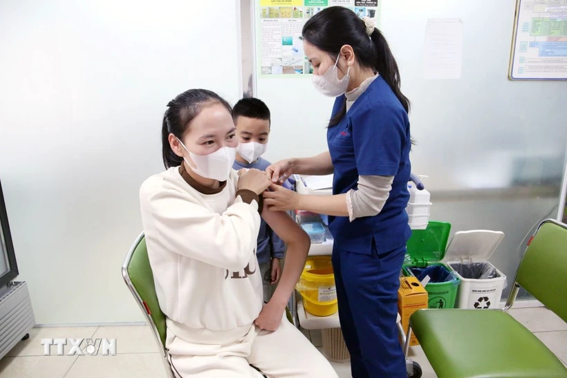 Người dân tiêm vaccine phòng ngừa bệnh cúm. (Ảnh minh họa. Tạ Toàn/TTXVN)