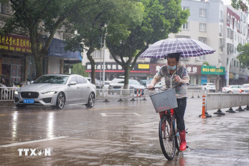 Mưa lớn do ảnh hưởng của bão Co-may tại Ninh Ba, tỉnh Chiết Giang, Trung Quốc. (Ảnh: THX/TTXVN)