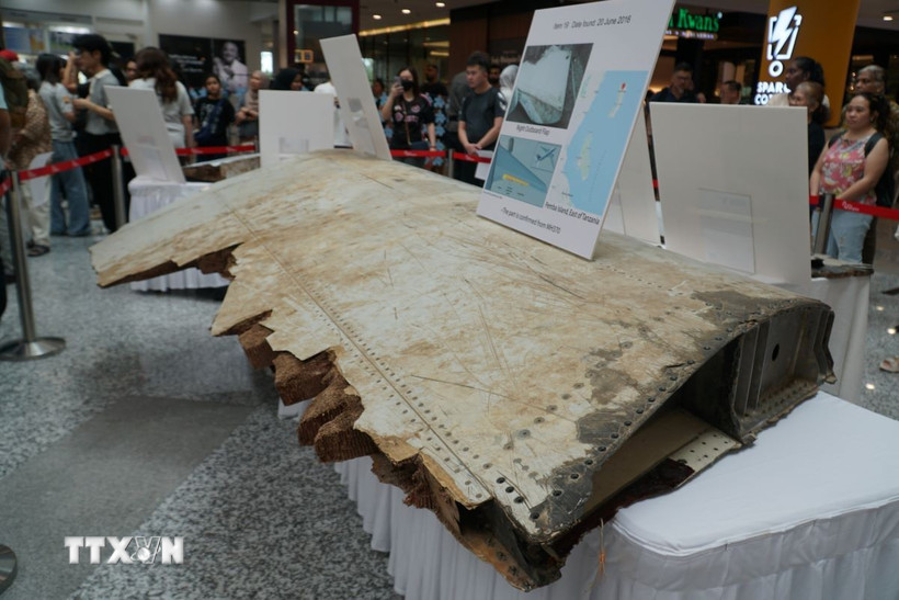 Một phần của cánh máy bay MH 370 được bày. (Ảnh: Hằng Linh/TTXVN)