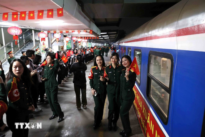 Các nữ quân nhân ghi lại những kỷ niệm trước khi lên đường thực hiện nhiệm vụ. (Ảnh: An Đăng/TTXVN)