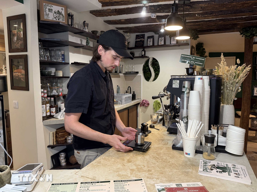 Anh Martin, đồng sáng lập thương hiệu cà phê “PHIN MI” tự tay pha chế phục vụ khách. (Ảnh: Hữu Chiến/TXVN)