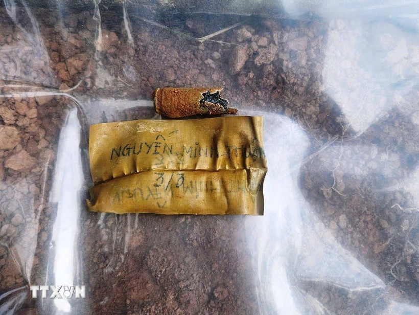 Hài cốt liệt sỹ được tìm thấy kèm theo mảnh giấy ghi dòng chữ Nguyễn Minh Thuận" tại khu vực xã Đakrông (Quảng Trị). (Ảnh: TTXVN phát)